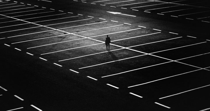 śledzenie ludzi - samotny na parkingu