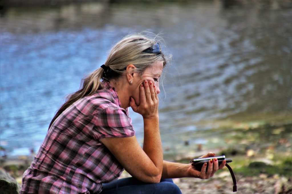 Zamyślona, obojętna i ciągle siedząca w telefonie żona to objaw zdrady (fot. pixabay.com)