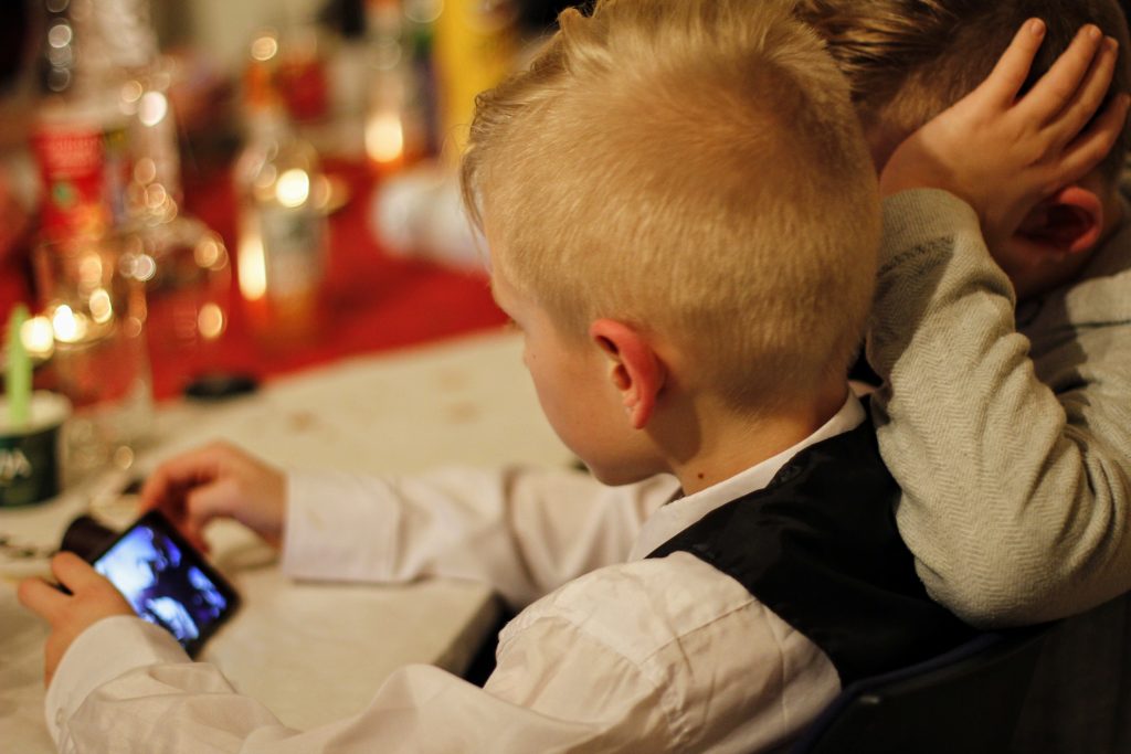 Dzieci coraz częściej korzystają ze smartfonów. Monitorowanie telefonu komórkowego pozwoli rodzicom na zachowanie spokoju, gdy najmłodsi będą się bawić tymi urządzeniami (fot. pexels.com)