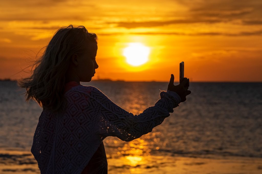 Smartfon to drugie życie współczesnych nastolatków. W wakacje szczególnie warto do niego zajrzeć (fot. Pixabay.com)