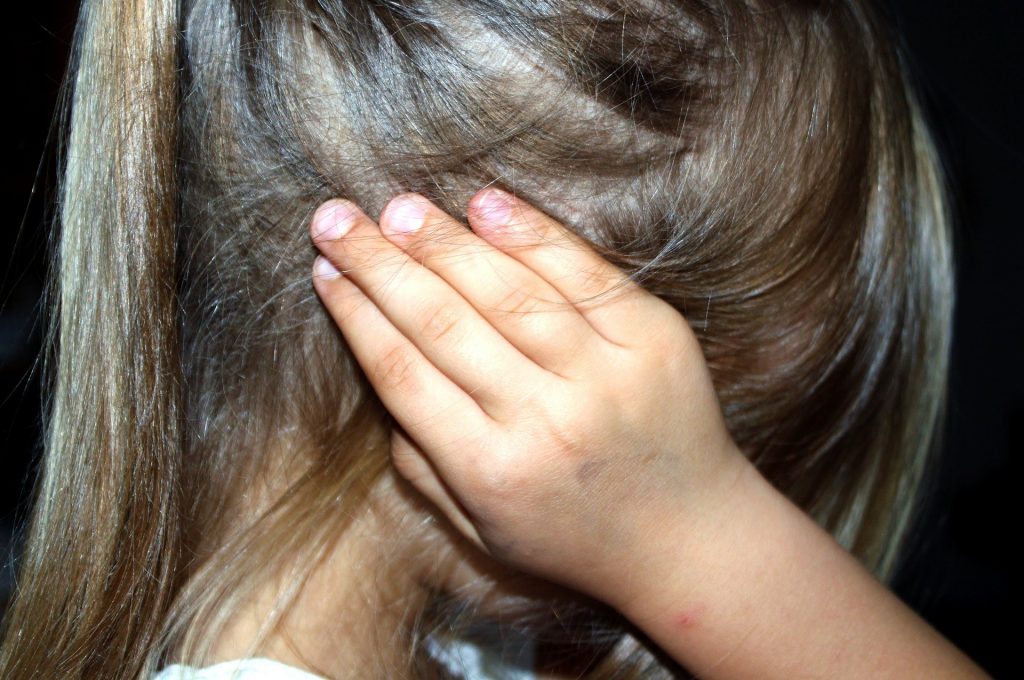 Przemoc domowa wobec dziecka to nie tylko agresja fizyczna, ale też słowna! (fot. pixabay.com)