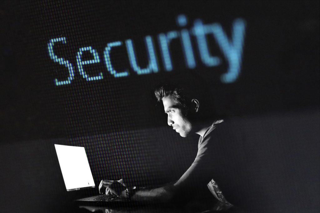 Tylko odpowiednie zabezpieczenie komputera choć w części ochroni Cię przed cyberprzestępczością (fot. pixabay.com)