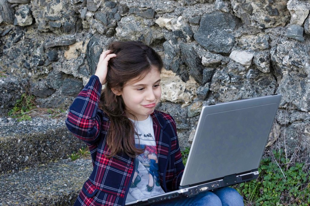 Bezpieczeństwo w Internecie dotyczy też dzieci. Obserwuj ich poczynania w sieci! (fot. pixabay.com)
