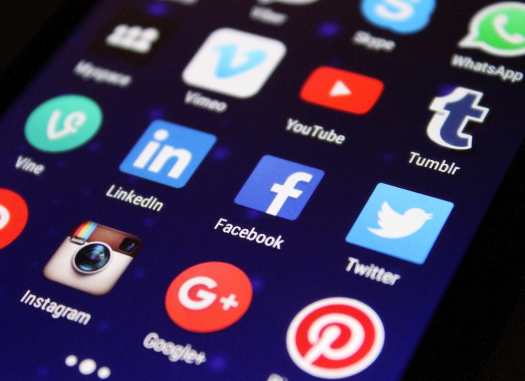 Do zdradzania w sieci wykorzystuje się popularne media społecznościowe ale nie tylko! (fot. pixabay.com)