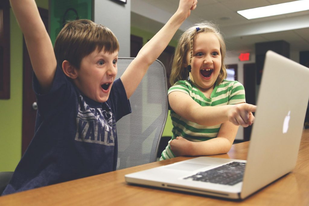 Dzieci komputer radość