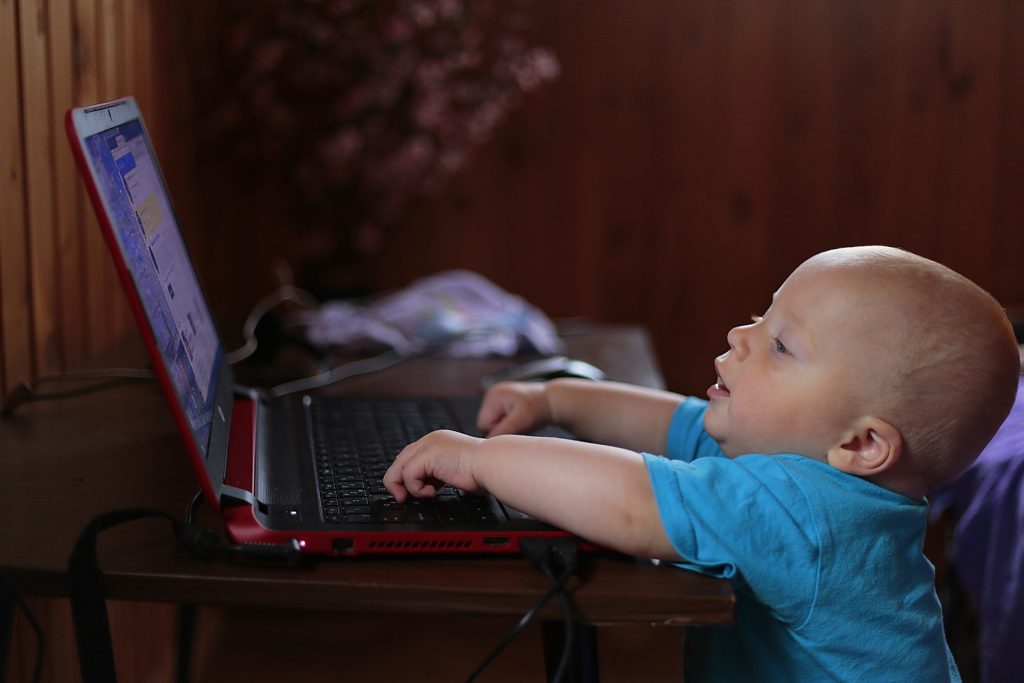 Małe dziecko komputer